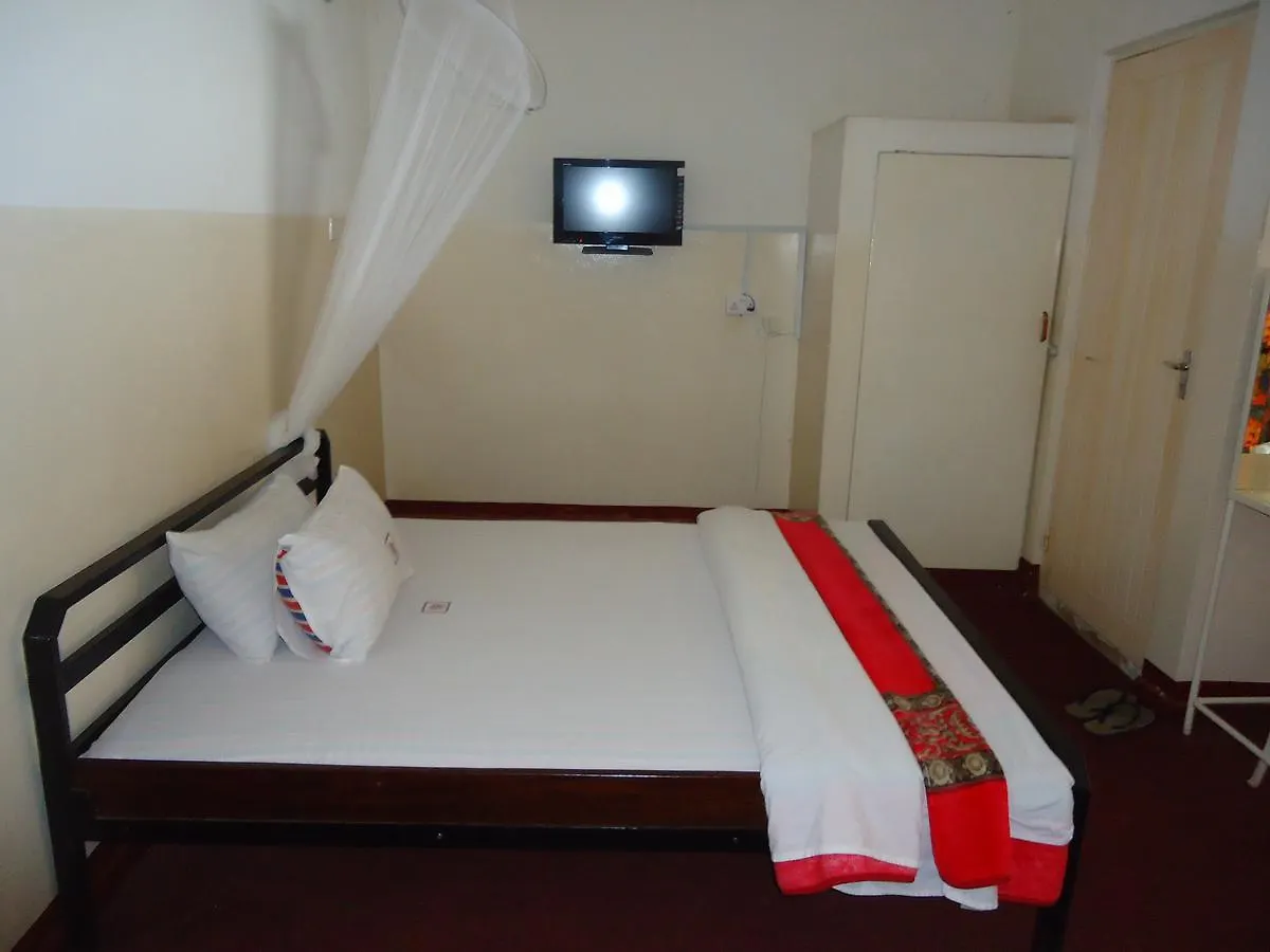 Brisk Hotel Triangle Njeru 3*,